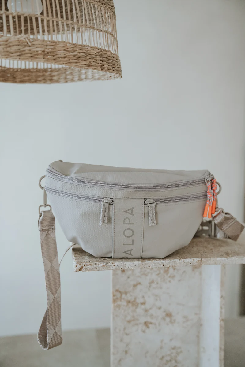 Set: Hunde Leckerlibeutel Emma & Hundereisenapf Tura Taupe