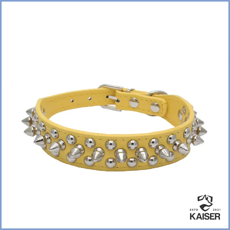 Hundehalsband mit Stacheln