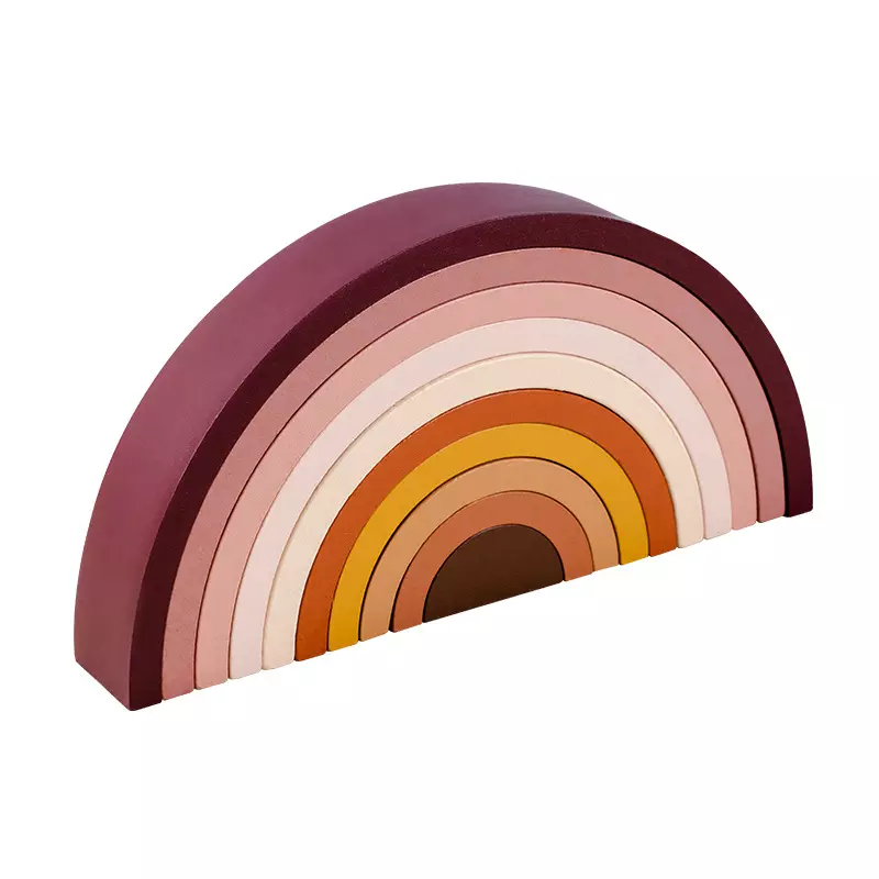 Regenbogen-Holzbogenbrücke, die Spielzeug stapelt
