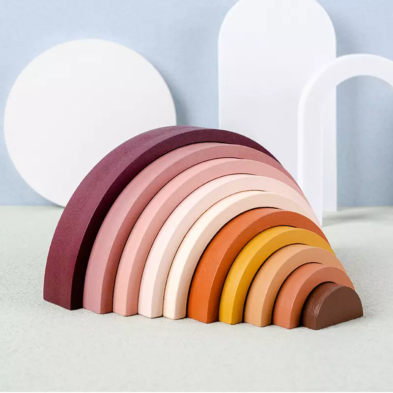 Regenbogen-Holzbogenbrücke, die Spielzeug stapelt