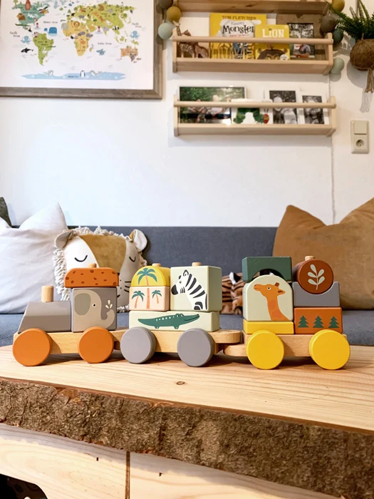 Holzzug Safari – Zieh- & Steckspielzeug für kleine Entdecker