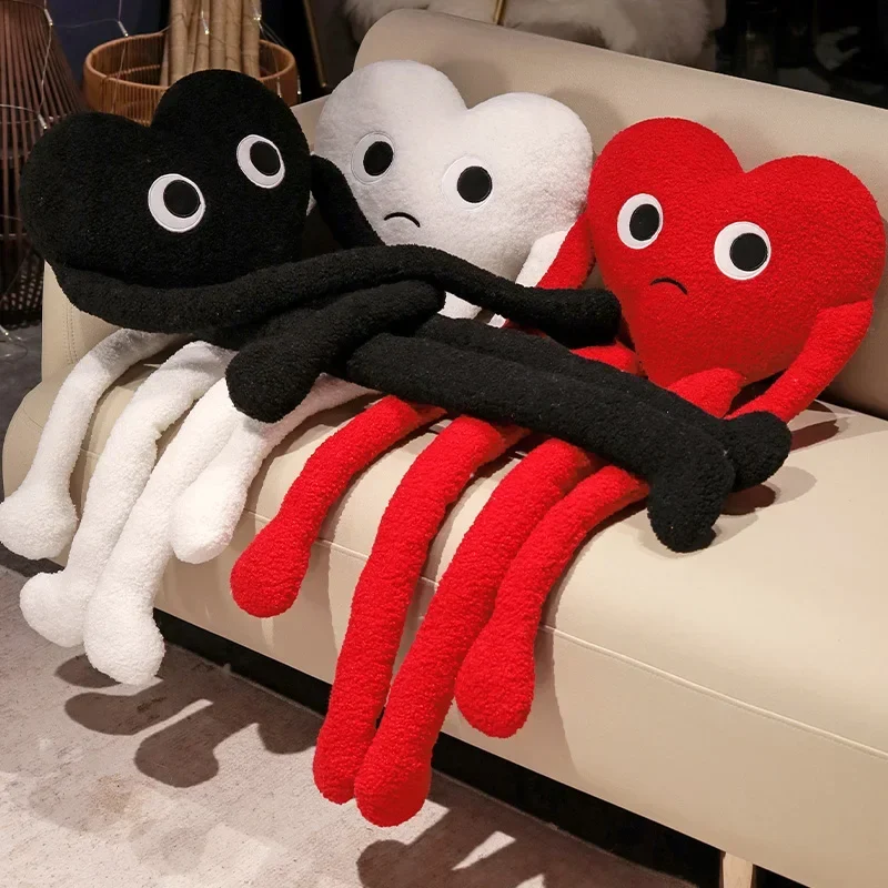 Liebliches und flauschiges Herzkissen mit langen Beinen