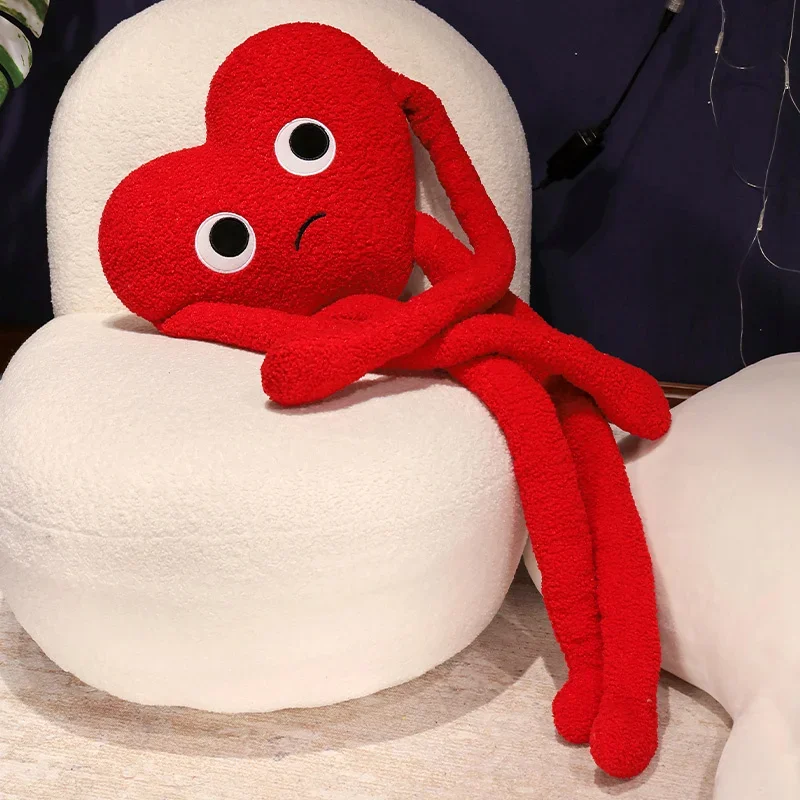 Liebliches und flauschiges Herzkissen mit langen Beinen