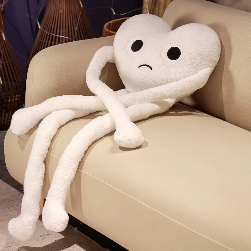 Liebliches und flauschiges Herzkissen mit langen Beinen