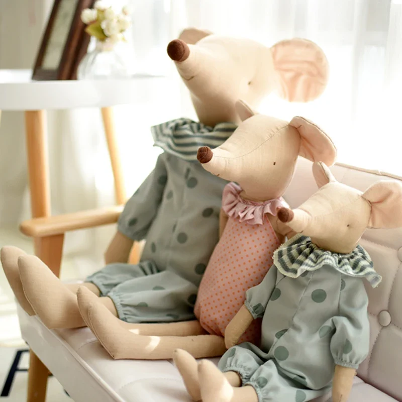 Süße Maus als Stofftier mit Kleid