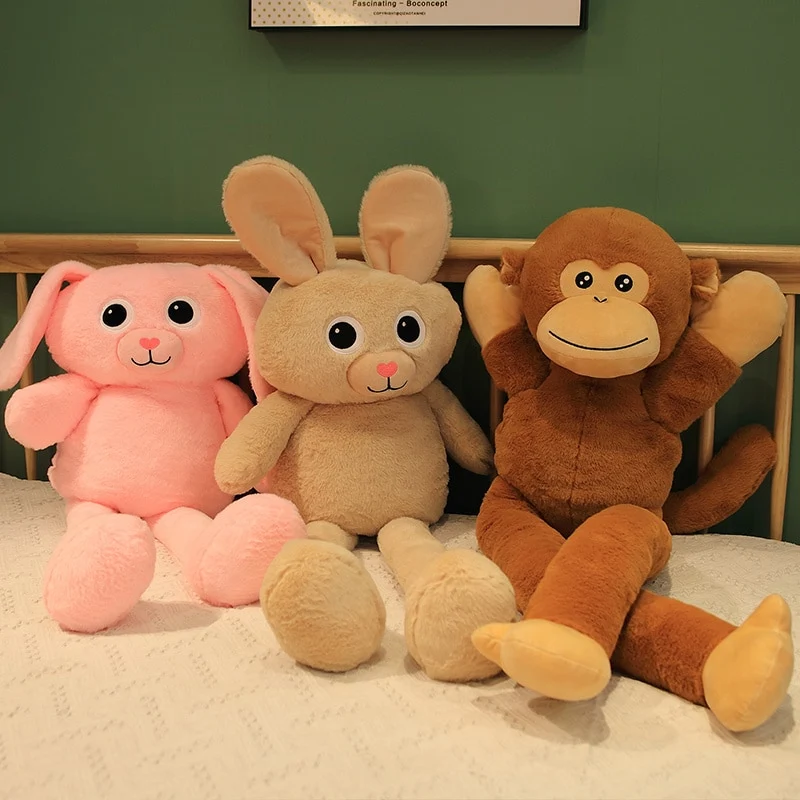 Süße Äffchen und Häschen als Kuscheltiere in verschiedenen Größen