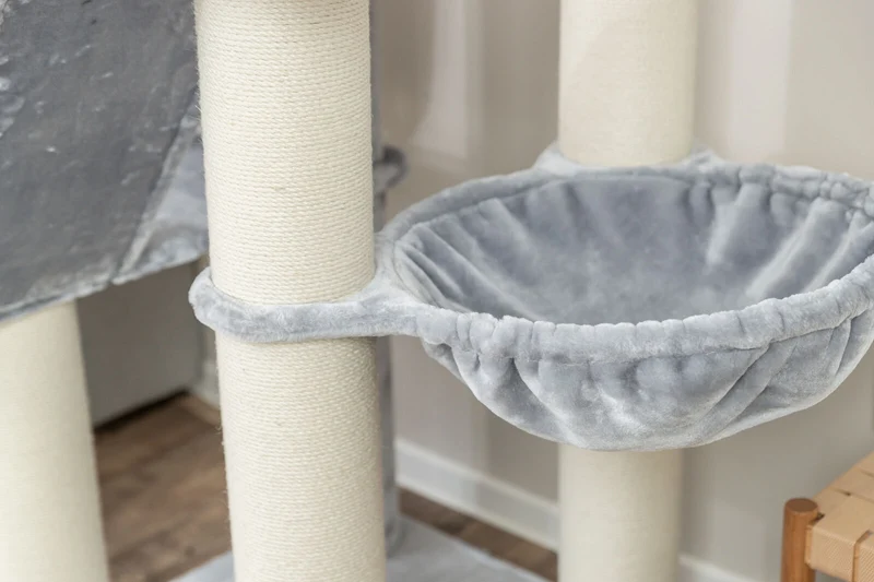 Grauer Kratzbaum XXL Active mit Klettersack für große und schwere Katzen