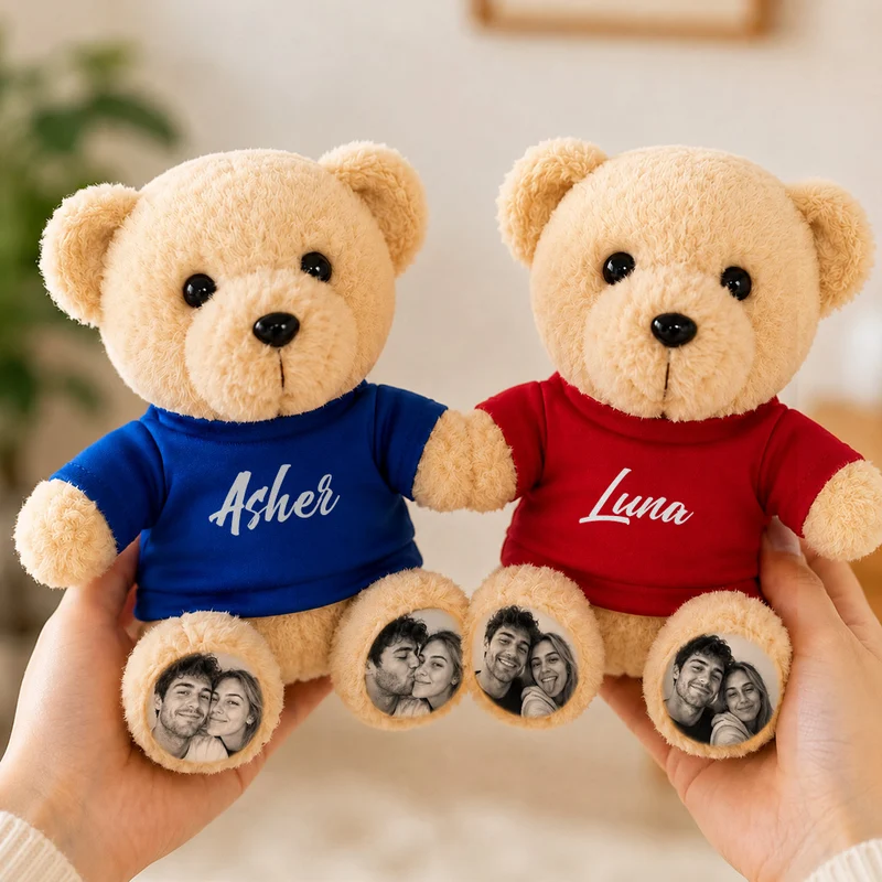 Personalisierter Teddybär mit individuellen Fotofüßen und Namens-T-Shirt – ein individuelles Plüschgeschenk für Paare, Kinder und geliebte Menschen