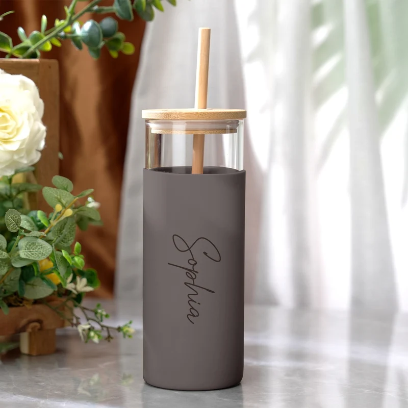 Becher mit gravierten Holzdeckel Silikonhülle und Holzhalm personalisiert