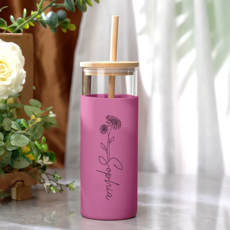 Becher mit gravierten Holzdeckel Silikonhülle und Holzhalm personalisiert