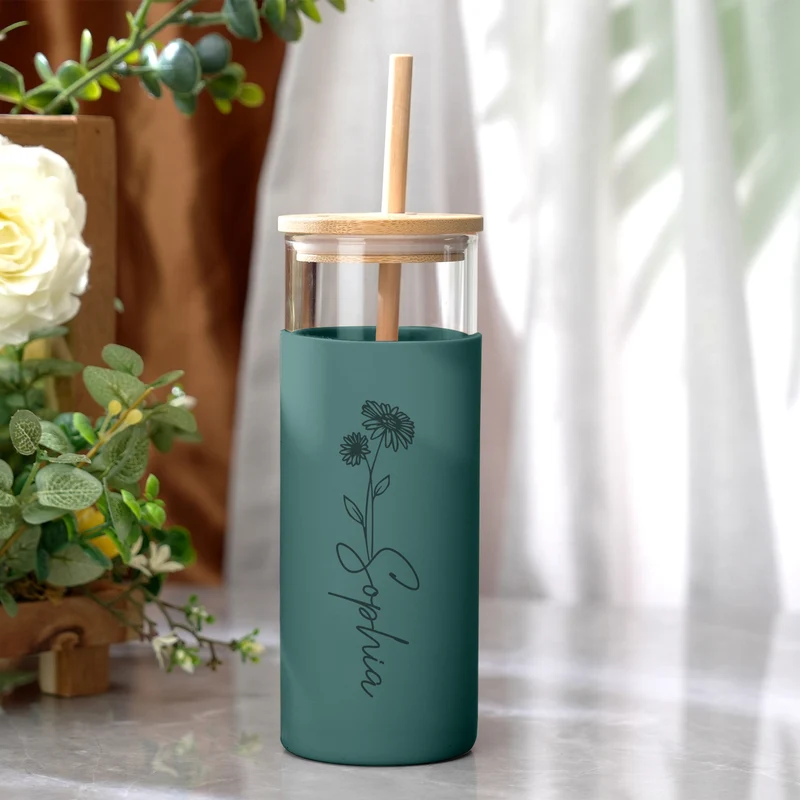 Becher mit gravierten Holzdeckel Silikonhülle und Holzhalm personalisiert
