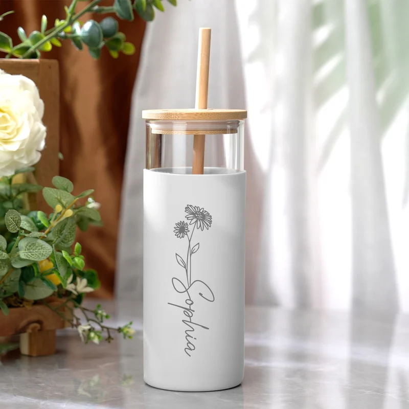 Becher mit gravierten Holzdeckel Silikonhülle und Holzhalm personalisiert