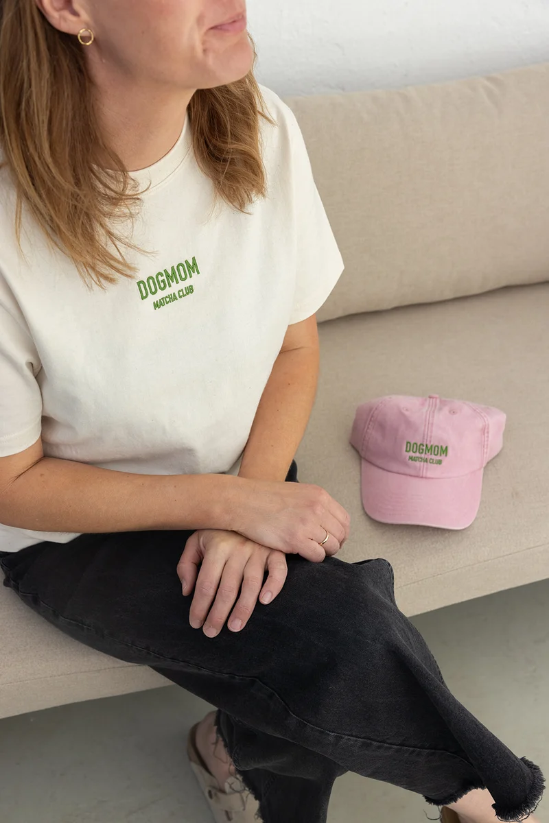 T-Shirt DOGMOM MATCHA CLUB Natural Raw gestickt - Limited Edition