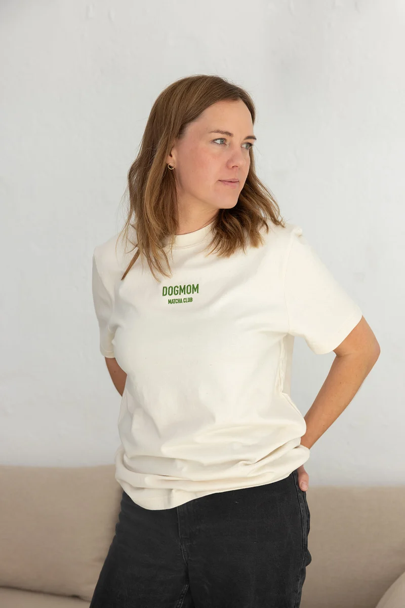 T-Shirt DOGMOM MATCHA CLUB Natural Raw gestickt - Limited Edition