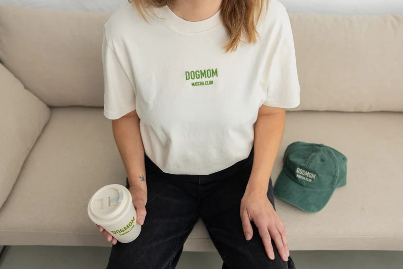 T-Shirt DOGMOM MATCHA CLUB Natural Raw gestickt - Limited Edition