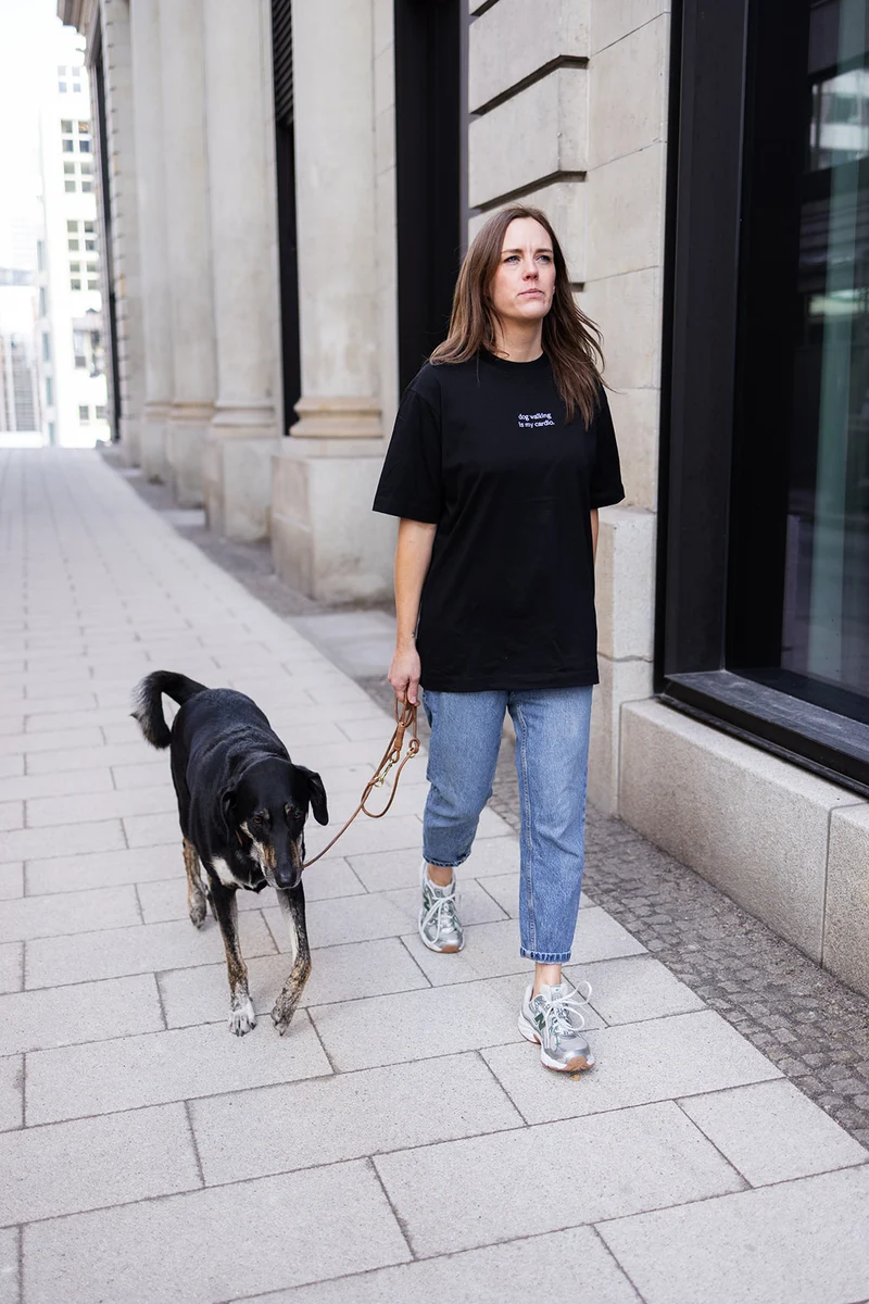 T-Shirt "dog walking is my cardio" Schwarz