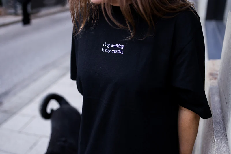 T-Shirt "dog walking is my cardio" Schwarz
