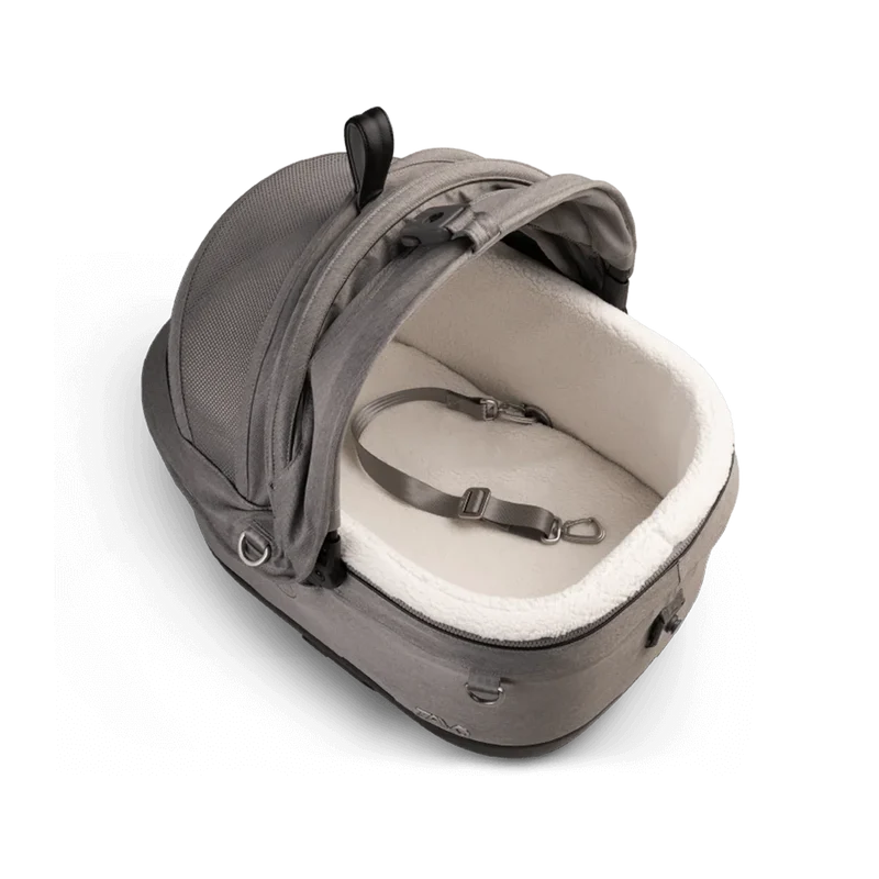 Isofix Autositz & Transportbox Maeve™ iso5x von Tavo für Hunde bis 13.6 kg | GREENGUARD-Gold-Zertifizierung | Farbe: Merle