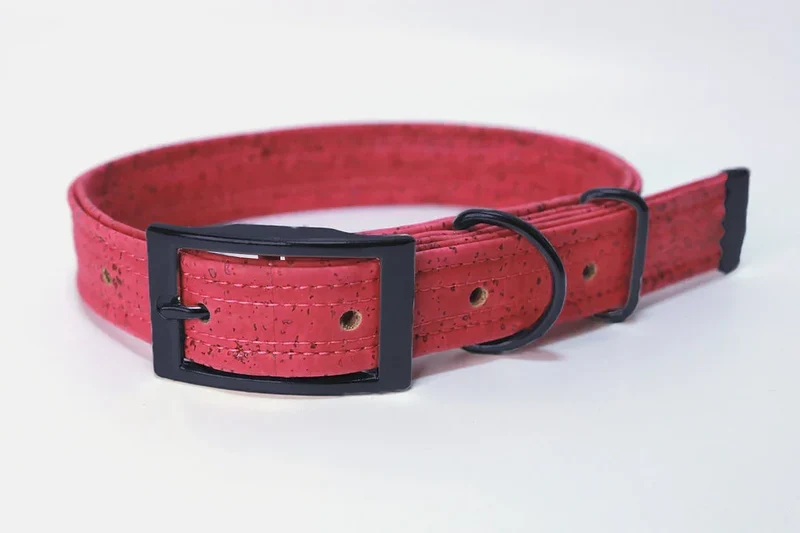 Hundehalsband mit Dornschnalle | Korkleder | Umweltfreundlich | Robust & Vegan | Pink/schwarz