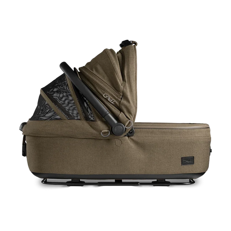 Isofix Autositz & Transportbox Maeve™ Medium Rigid von Tavo für Hunde bis 13.6 kg | GREENGUARD-Gold-Zertifizierung | Farbe: Brindle