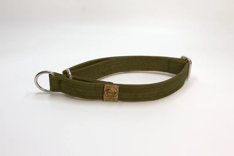 Zugstopp Halsband | Korkleder | Umweltfreundlich | Robust & Vegan | Olive | Beschläge wählbar