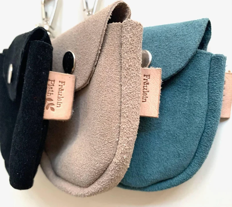 Fräulein Plath Kotbeutel-Spender "Easy Peasy" | Recyceltes Wildleder | Handarbeit | 3 Farben