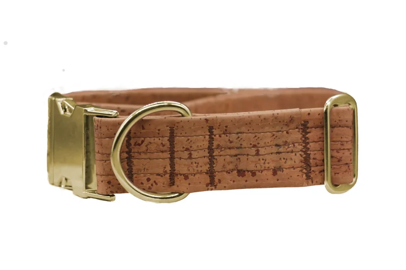 Hundehalsband mit Klickverschluss | Korkleder | Umweltfreundlich | Robust & Vegan | Tabak/Gold