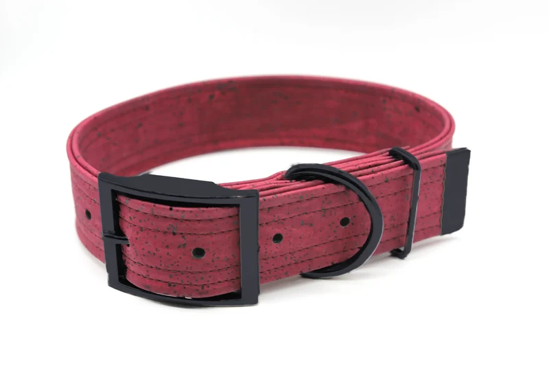 Hundehalsband mit Dornschnalle | Korkleder | Umweltfreundlich | Robust & Vegan | Dunkelrot/Schwarz