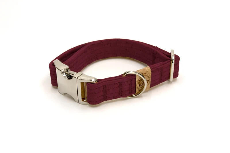 Hundehalsband mit Klickverschluss | Korkleder | Umweltfreundlich | Robust & Vegan | Dunkelrot/Silber
