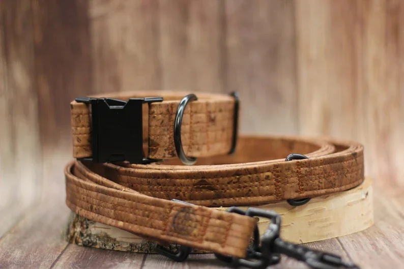 Hundehalsband mit Klickverschluss | Korkleder | Umweltfreundlich | Robust & Vegan | Tabak/Schwarz