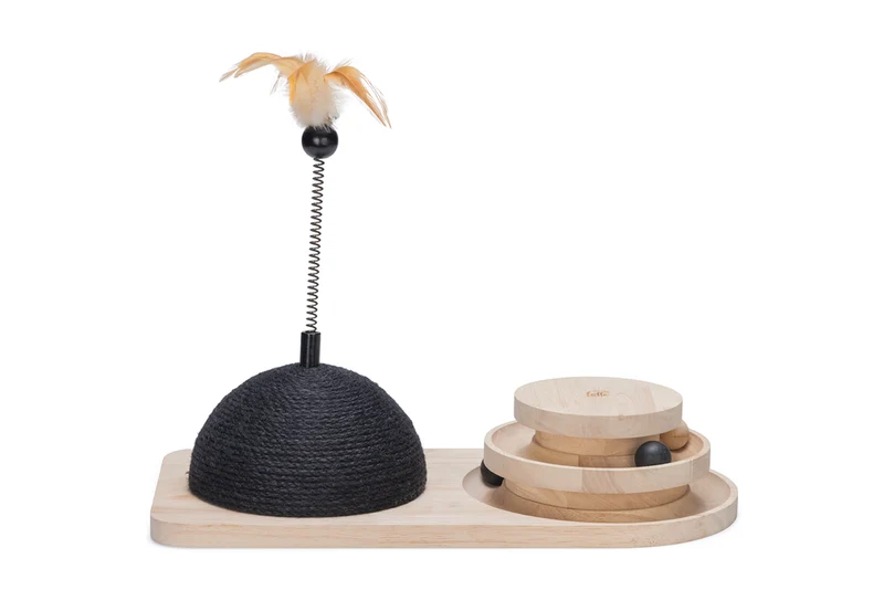 Designed by Lotte Maia – Kratzstamm aus Holz mit Spielturm