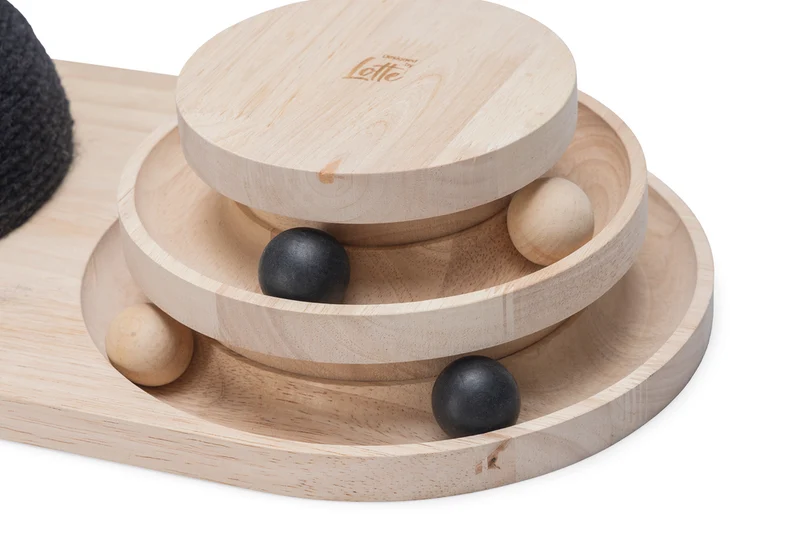 Designed by Lotte Maia – Kratzstamm aus Holz mit Spielturm