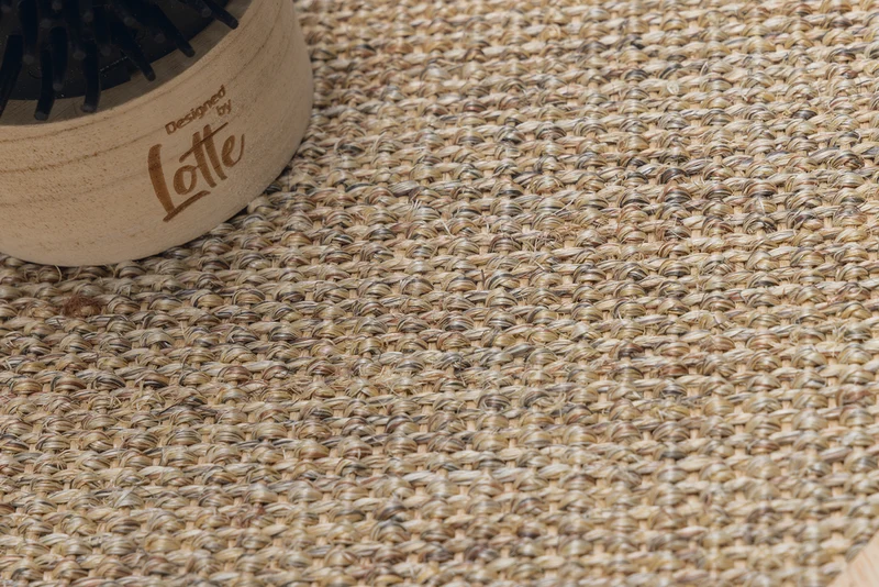 Designed by Lotte Fida – Kratzstamm aus Holz für Katzen