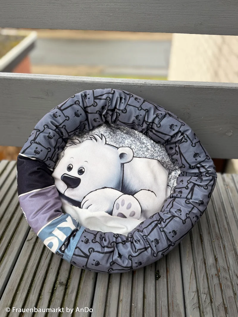 Kissen Panel Velvet On The Rocks - Snowfall Bear by Thorsten Berger