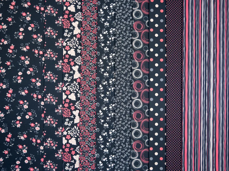Baumwollstoff Dark Floral Romance