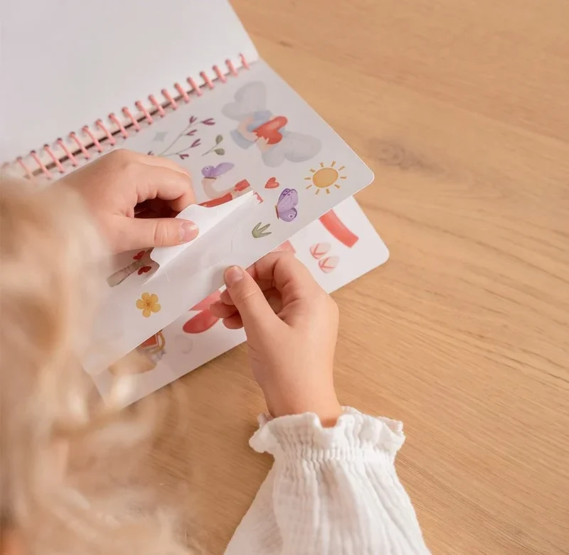 Aankleed- en stickerboek Rosa & Friends